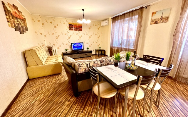 Апартаменты двухкомнатные на Карбышева 61Б (рядом с ТЦ Космопорт)