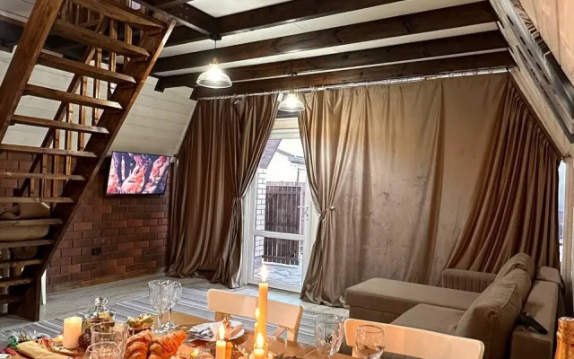 Частный дом с креслом качалкой