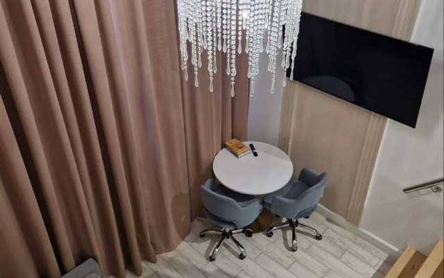 ZenApart s paryaschey  krovat'yu Apartments