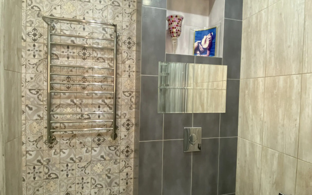 Uyutnaya Trekhkomnatnaya S Shikarnoy lodzhiey Flat