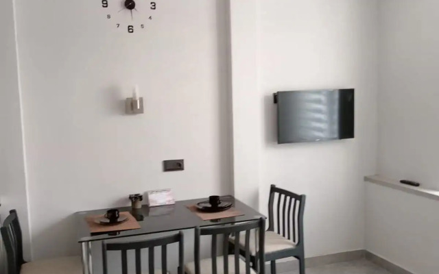 Oktyabryskiy Prospekt 96-1 Apartments