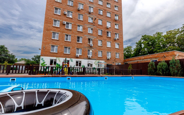 Avtorskie s sezonnym basseynom Apartments