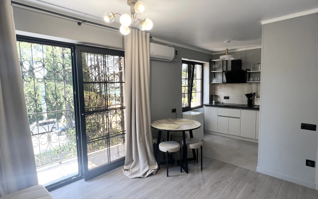 Studiya na Beregu Morya Flat
