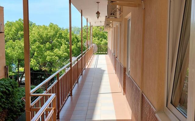 Yuzhny Guest House