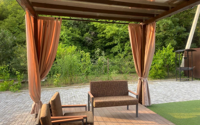 Частный дом Домик у моря с бассейном