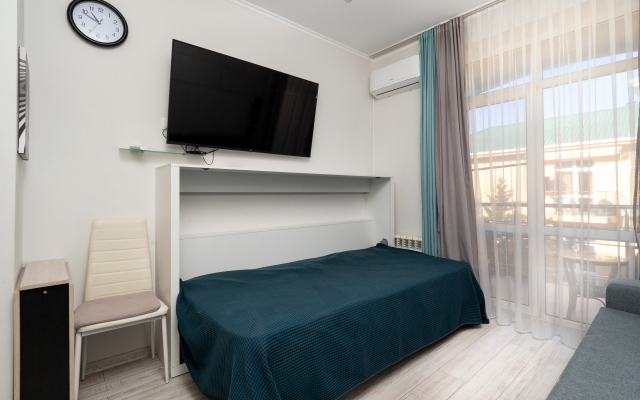 U Morya S Basseinom v ZhK Solnechnyij apt36 Apartment