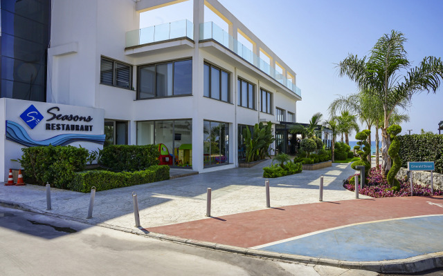 Four Season Li̇fe Resort