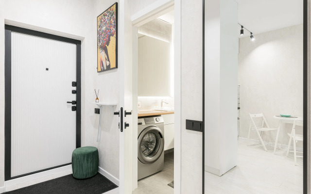 Dizaynerskiye na 24 Etazhe s Ponoramnymi Oknami Apartment