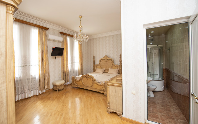s 5 spal'nyami Guest House