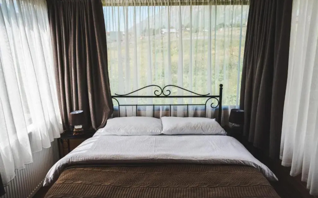Отель Traveler's Cottages in Kazbegi
