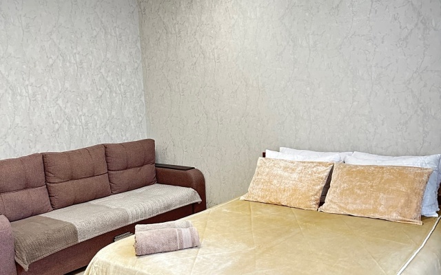 Svetlaya kvartira s parkovkoy na Gubkina Flat