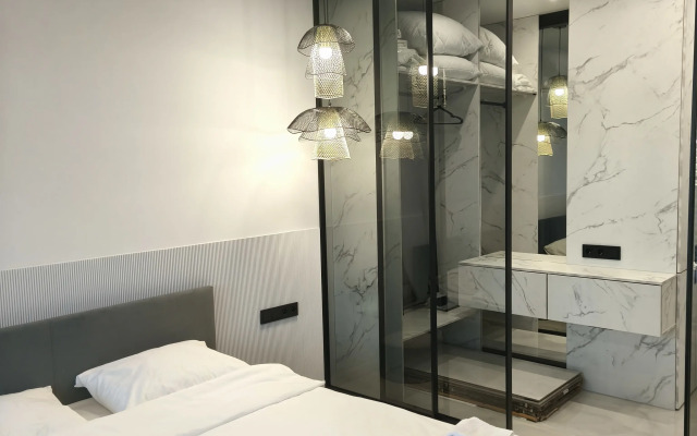 Stilnaya dvukhkomnatnaya kvartira s bolshoy terrasoy i vidom na more Flat