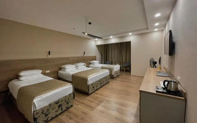 Gloria Deluxe Hotel