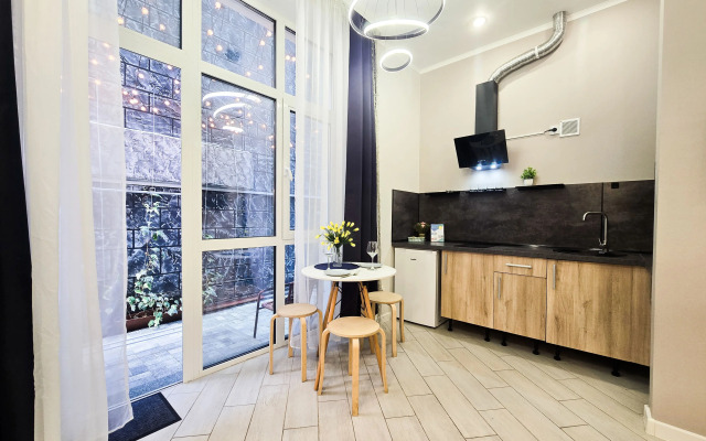 Stil'naya studiya dlya 3kh chelovek s krovatyami i zonoy otdykha na ulitse Flat