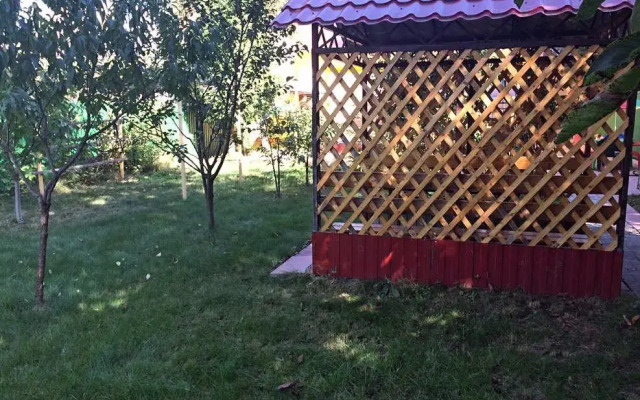 S Basseynom, Verandoy I Sadom Private house