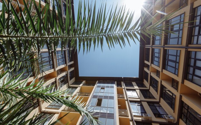 Red Grin Seil Apartments