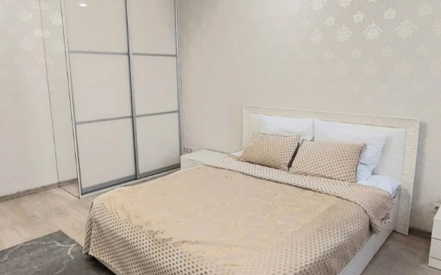 Апартаменты в центре с тремя спальнями на Червякова 55 рядом с парком Победы