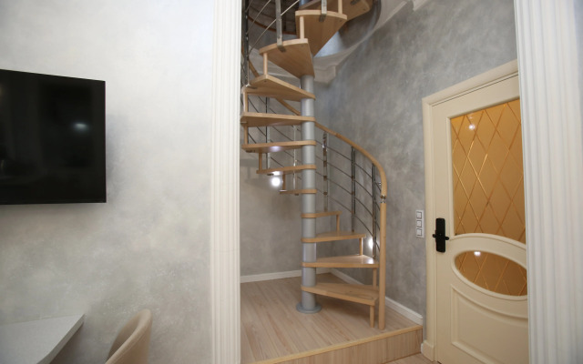 Dvukhurovnevye Nevsky 5 Apartment