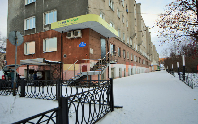 V Tsentre U Dramaticheskogo Teatra Flat