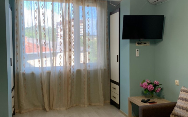 U Morya v Sukhume na Turbaze Akirtava 30 Apartments