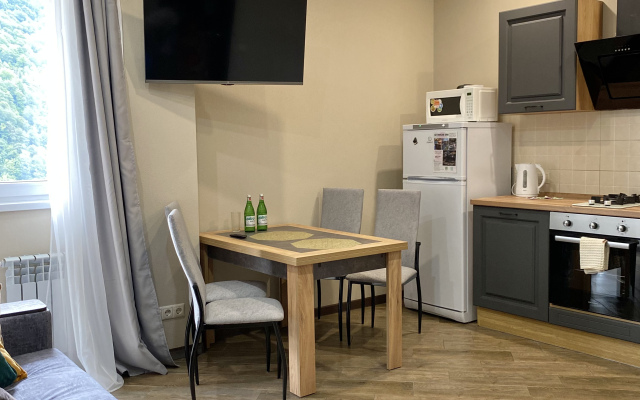 S Balkonom U Podnozhiya Khrebta Aibga Apartments