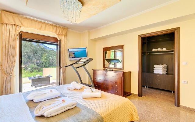Cretan Sunny Villa Heated Pool