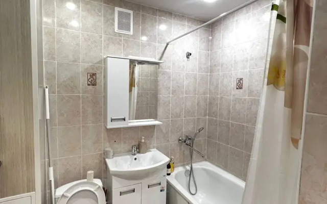 Uyutnaya Odnokomnatnaya Kvartira v Udobnom Meste Goroda Flat