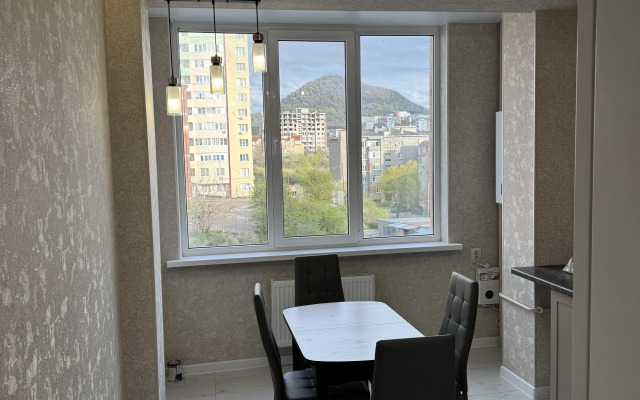 Uyutnaya Kvartira s Prekrasnym Vidom na Gory Flat