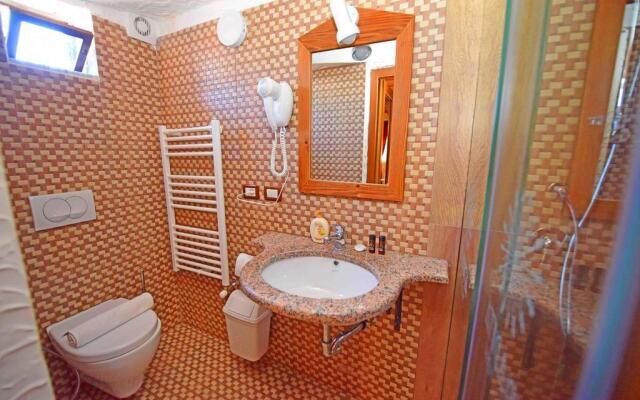 Tradita Geg & Tosk Hotel