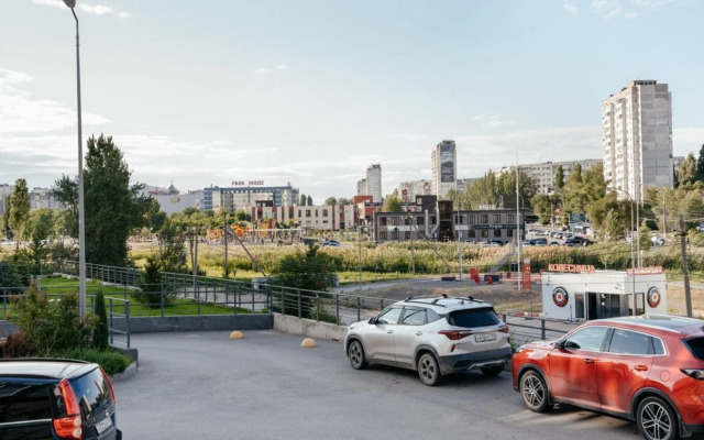 V Sovremennom Rayone Nedaleko Ot Tsentra Goroda Flat