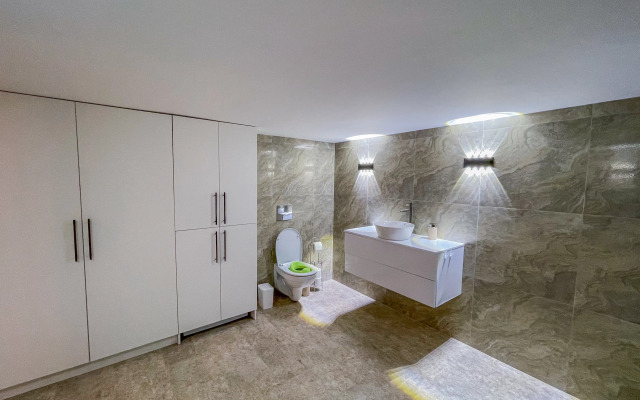 Dvukhurovnevye s basseynom Apartments