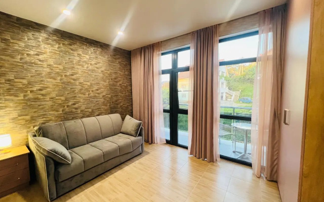 Chetyryokhmestnaya studiya s balkonom i basseynom na territorii Apartments
