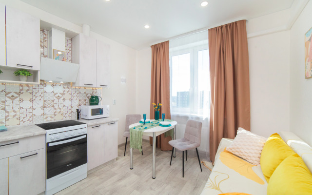 Na 16 Etazhe s Zavorazhivayuschimi Zakatami Apartments