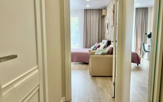 Dlya Tryokh Gostey S Balkonom Apartments