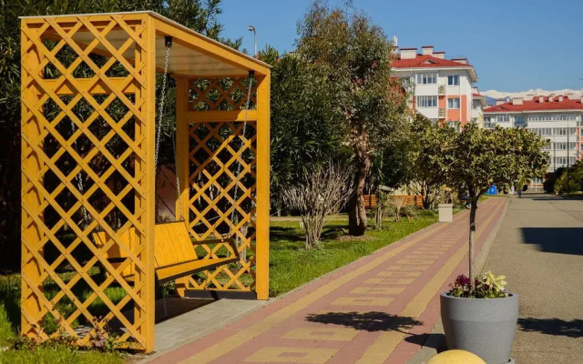 Na tsokol'nom etazhe spasayushchiye ot zhary s kukhonnoy zonoy Flat