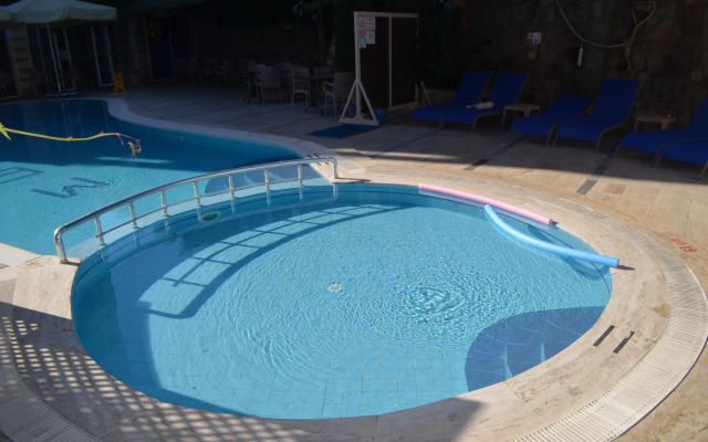 Megas Hotel