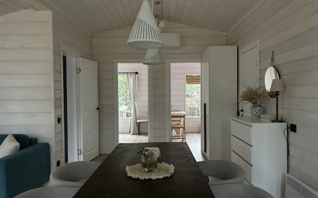 U Ozera S Terrasoy Sosnovy Dom Private house