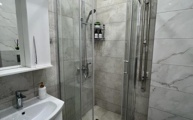 4Kh Mestnaya Studiya s Basseynom Apartments