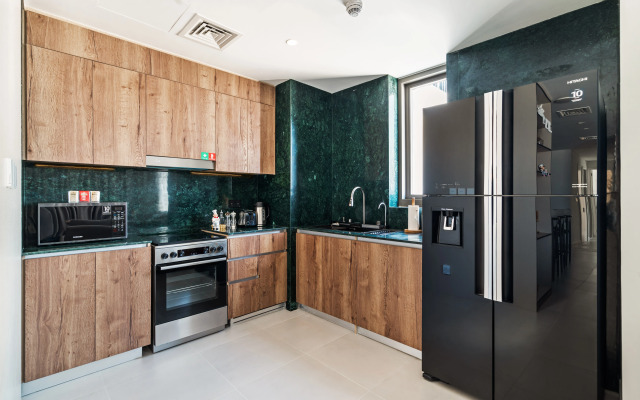 Skyline Vista 3-Bedroom Haven with Lagoon Retreat Apartments