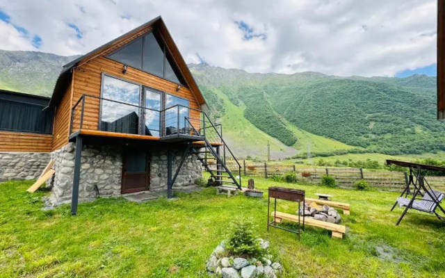 Отель Traveler's Cottages in Kazbegi