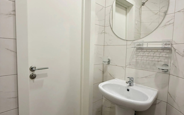 Апартаменты с балконом. 3 минуты до пляжа. Для четверых гостей.