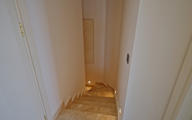 Qoople Legend A40 v 100 Metrakh ot Morya Apartments
