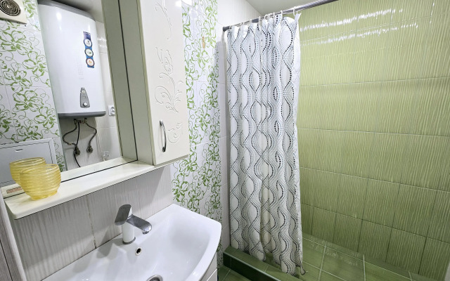 Prostornaya S Basseynom Vo Dvore Flat