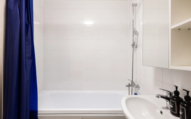 Uyutnaya evrodvushka s bol'shim divanom Flat