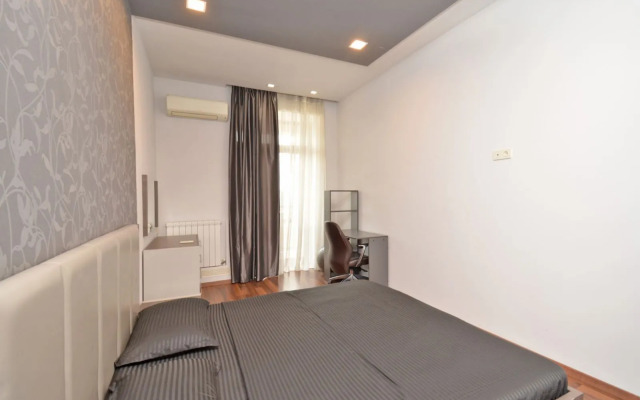 3-K Kvartira v Novostroyke na Ulitse Arama Flat