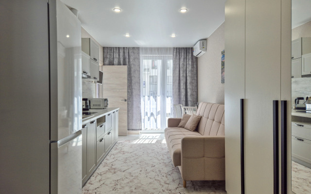 S Balkonom v Odnom iz Samykh Zelenykh Rayonov Sochi Flat
