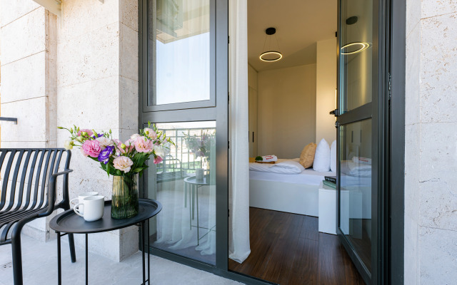 KeyGo #0098, 1 Bedroom, Near City Center Apartments
