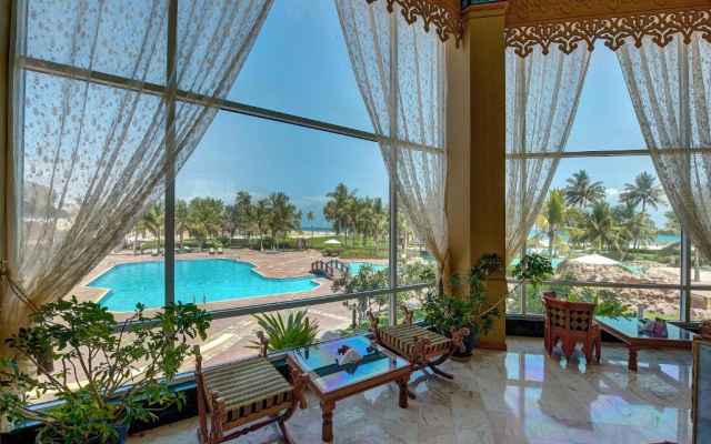 Курортный Отель Crowne Plaza  Salalah by IHG