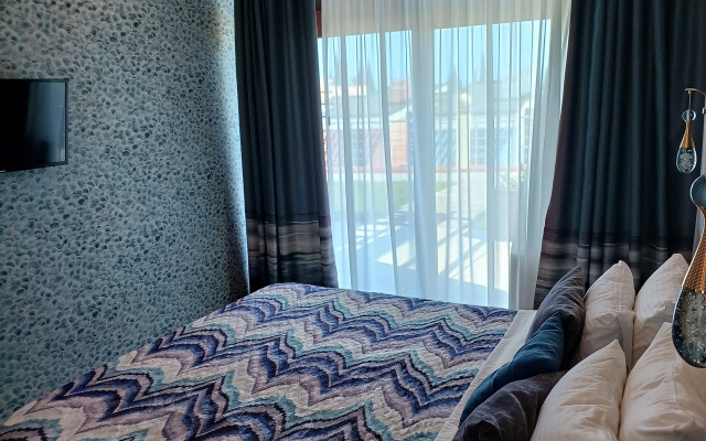 Апартаменты Афалина с зоной патио и отдельной спальной комнатой