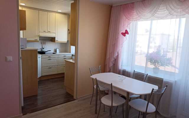Dvukhkomnatnaya Kvartira V Tsentre Apartments